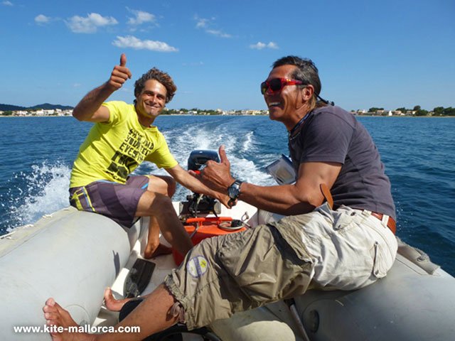 Gerhard y Daniel en la barca de rescate