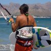 Daniel mit Surfboard bereit zum kitesurfen