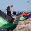 Kites in Reih und Glied am Boden und am Himmel