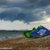 Kite liegt am Strand unter wolken