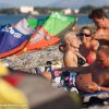 Kites und Menschen ruhen sich am Strand aus