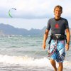 Kite und -surfer im Hintergrund, Gerhard gelassen im Vordergrund
