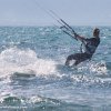 Kitesurferin tanzt über die Wellen