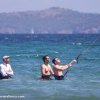 Lehrer überwacht Flugübungen der Kiteschüler im Wasser