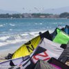 Kites die am Strand aufgereit auf ihren Einsatz warten