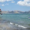 Kitesurfer mit Helfer im Wasser beim starten eines Kites