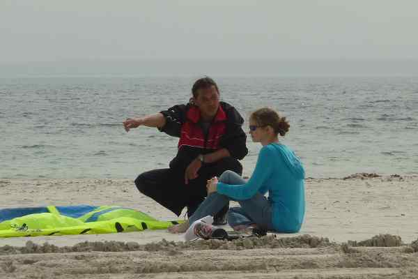 Daniel explaining Kerstin the kite setup Daniel explaining Kerstin the kite setup
